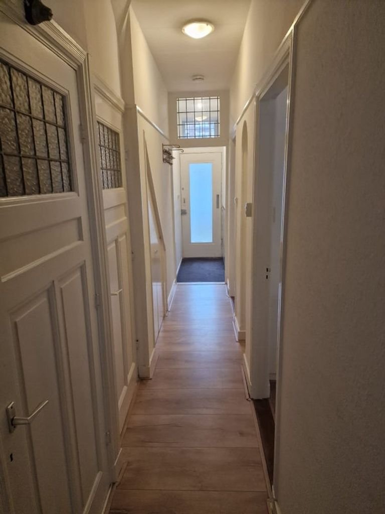 Benedenwoning met voor- en achtertuin - Afbeelding 1