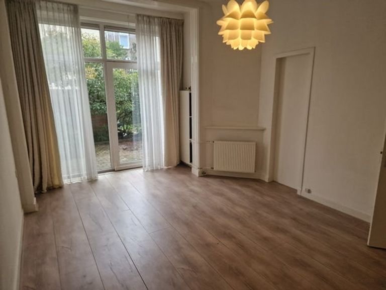 Benedenwoning met voor- en achtertuin - Afbeelding 11