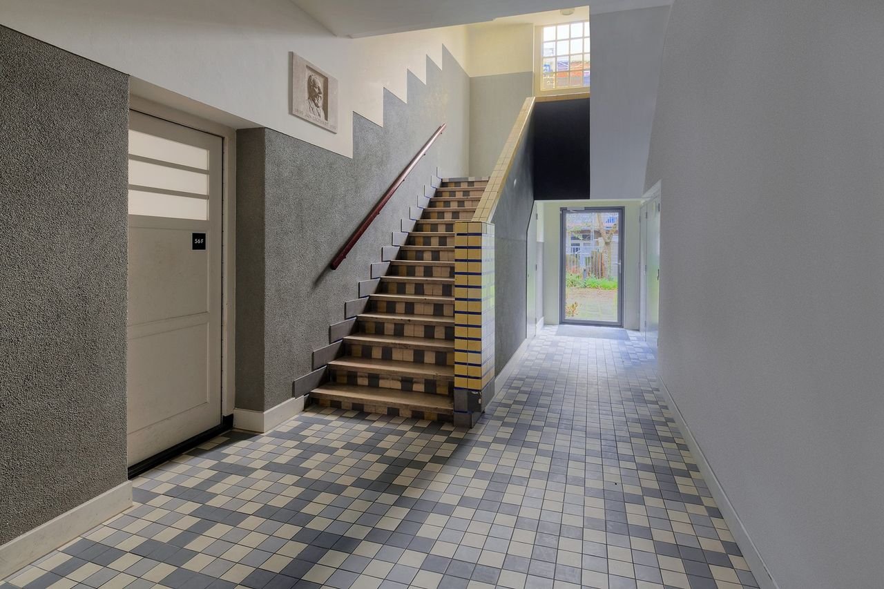 Licht hoekhuis in oude school Oost - Afbeelding 2