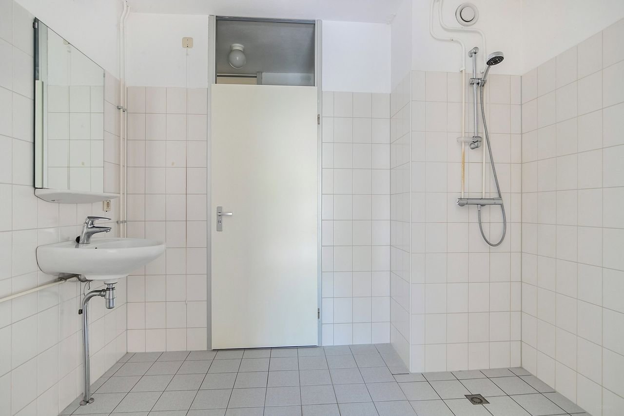 Apartment with large terrace in Leiden - Image 10