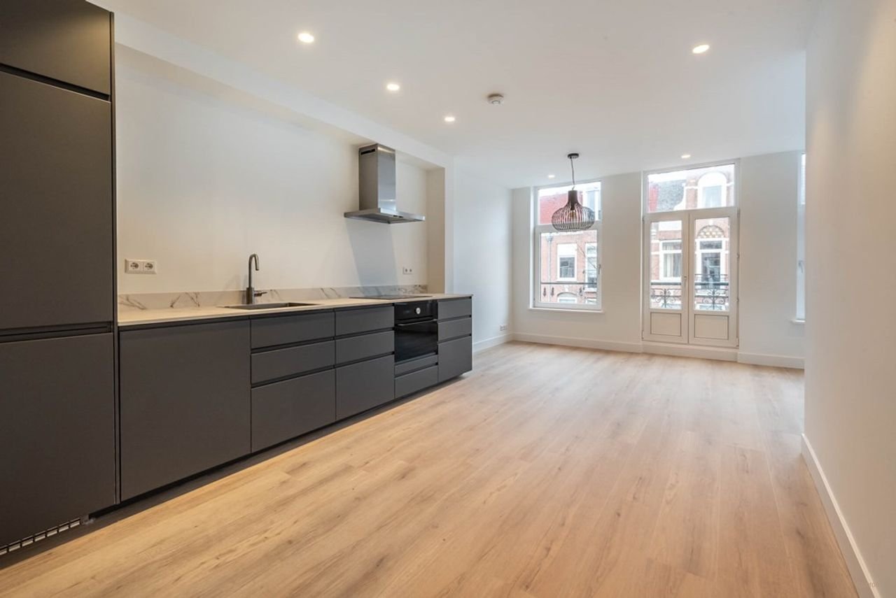 Gerenoveerd appartement met balkon in de Helmersbuurt - Afbeelding 1