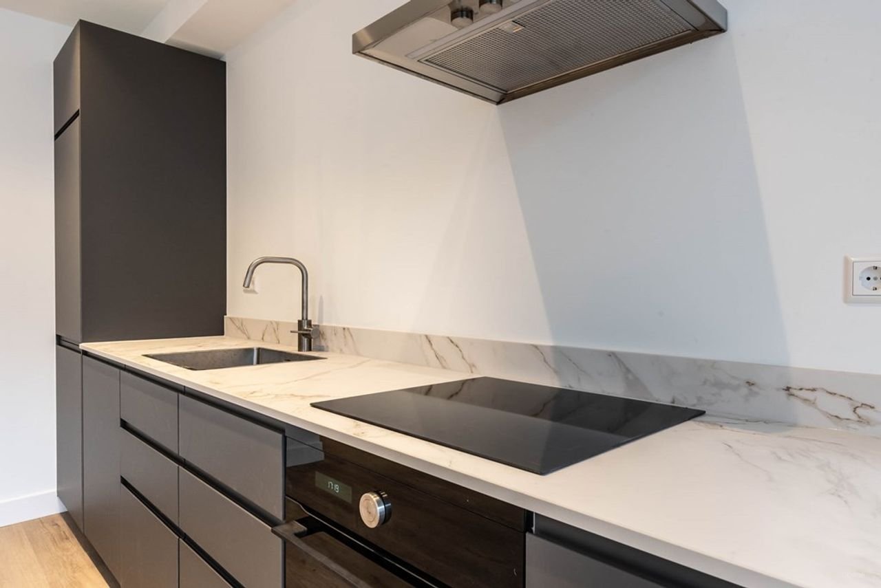 Gerenoveerd appartement met balkon in de Helmersbuurt - Afbeelding 3