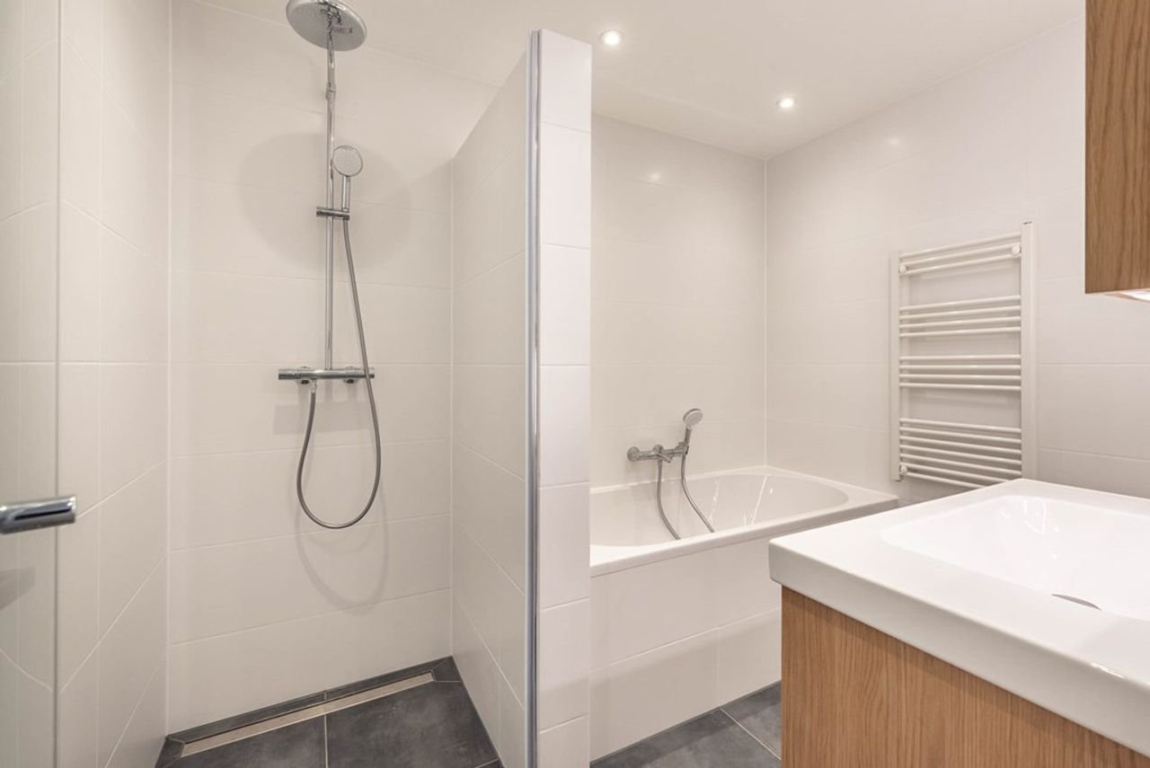 Gerenoveerd appartement met balkon in de Helmersbuurt - Afbeelding 14