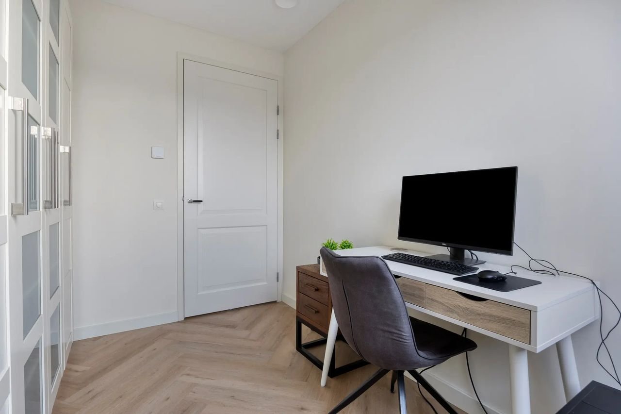 New-build top-floor apartment with sunny terrace - Image 19