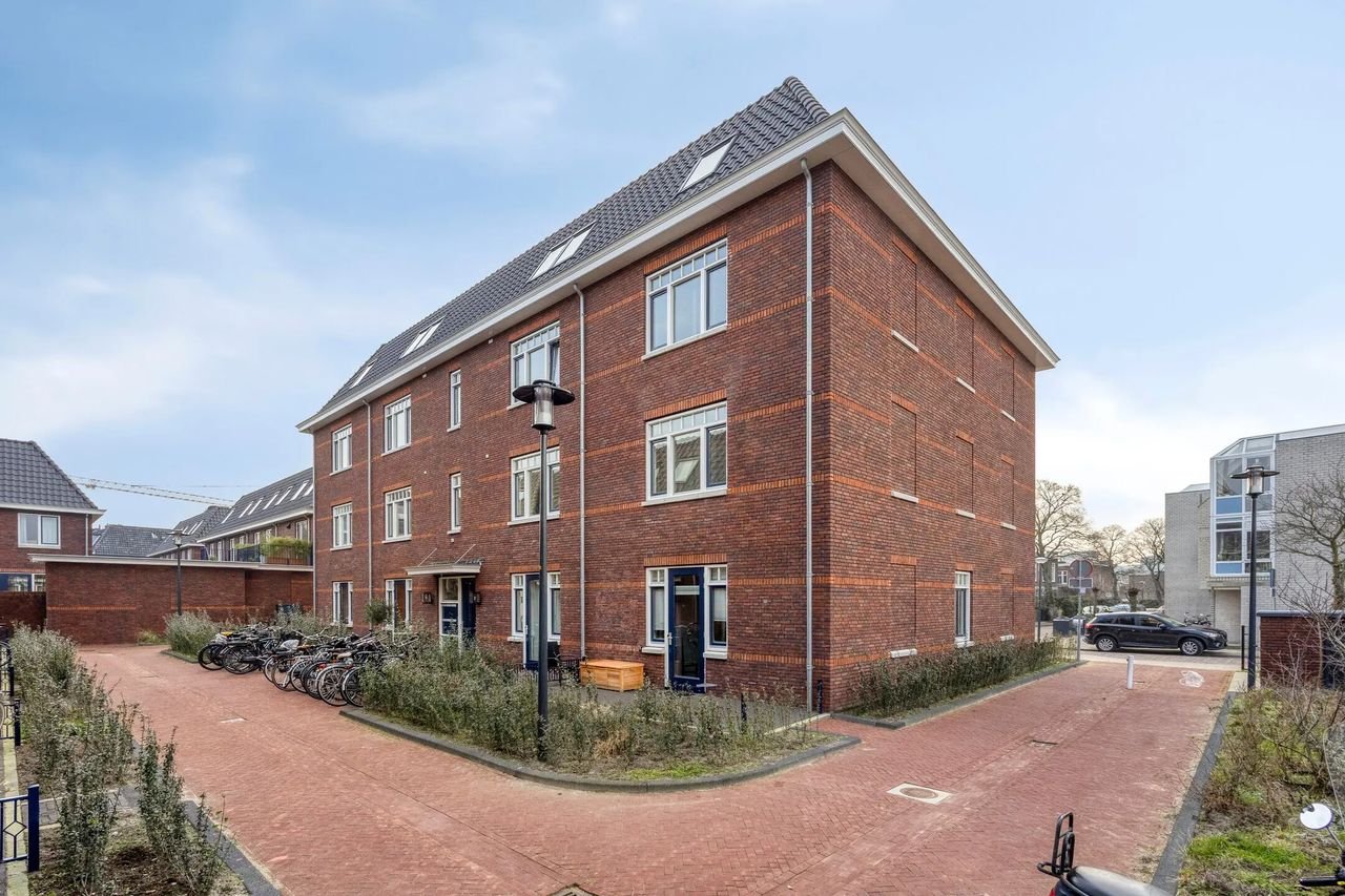 New-build top-floor apartment with sunny terrace - Image 23