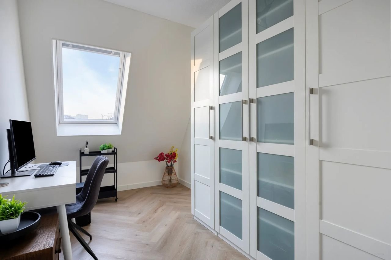 New-build top-floor apartment with sunny terrace - Image 18