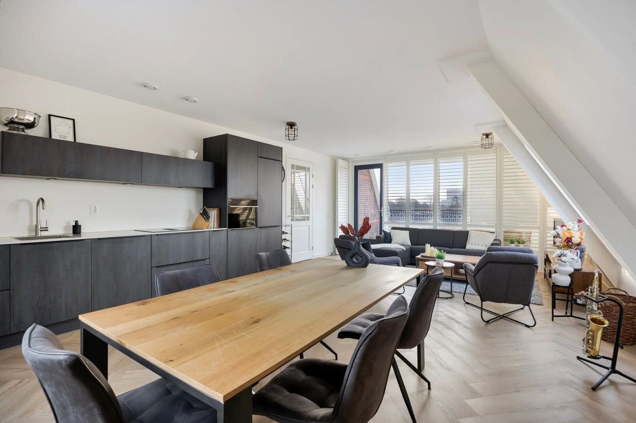 New-build top-floor apartment with sunny terrace - Image 3