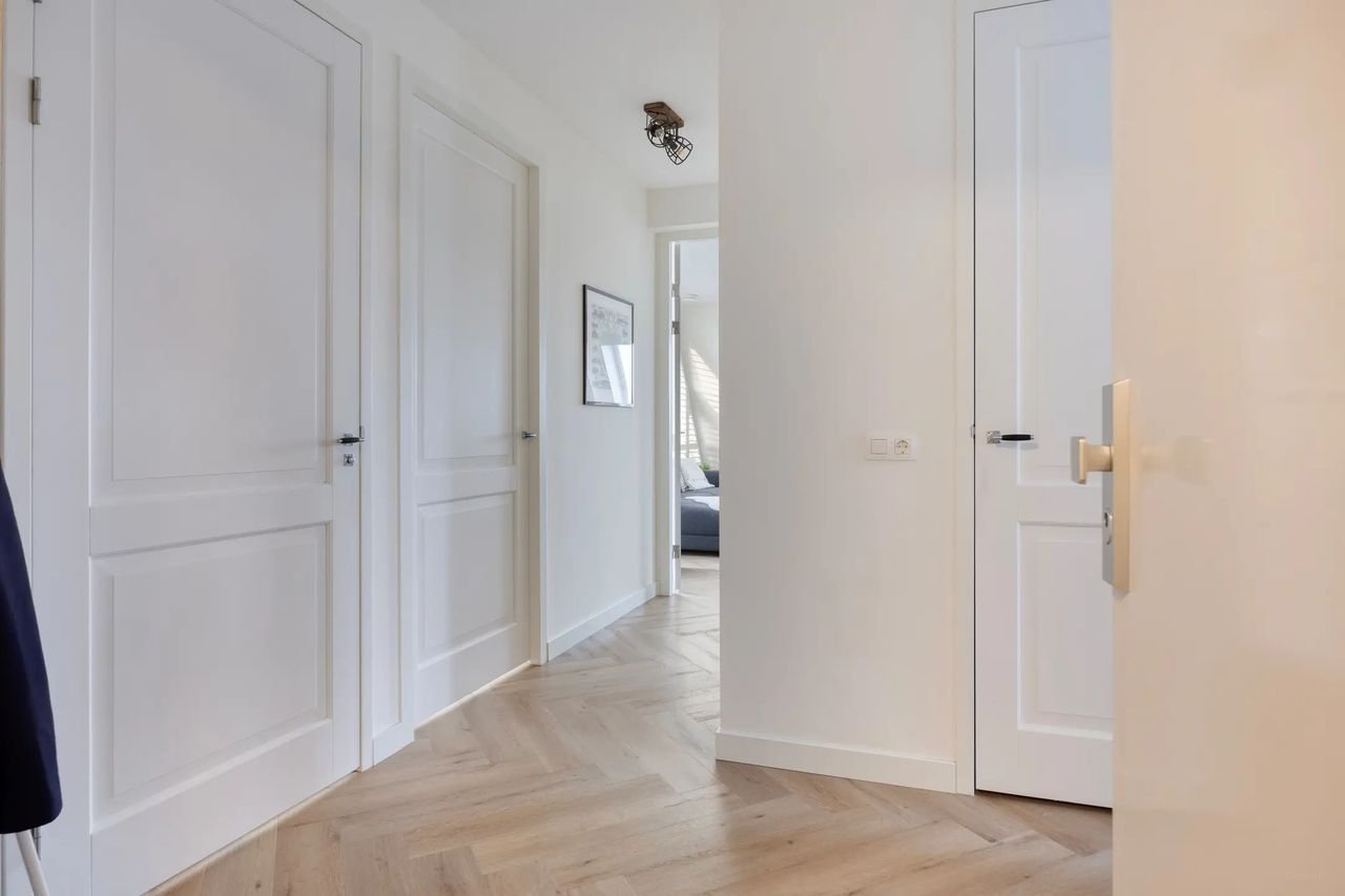 New-build top-floor apartment with sunny terrace - Image 12