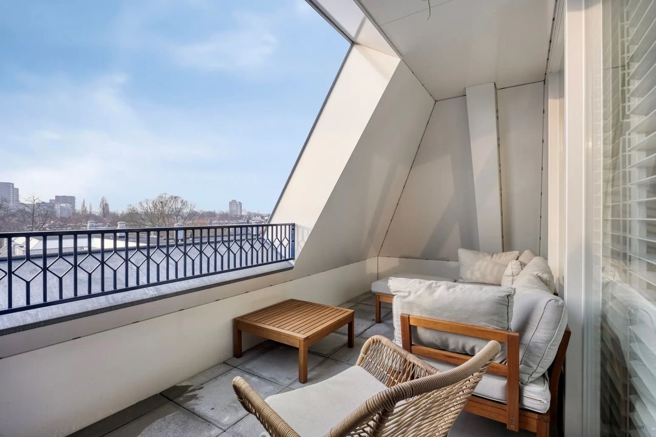 New-build top-floor apartment with sunny terrace - Image 9