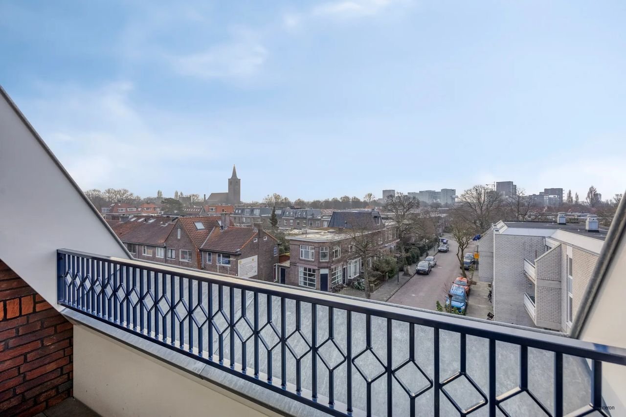 New-build top-floor apartment with sunny terrace - Image 10