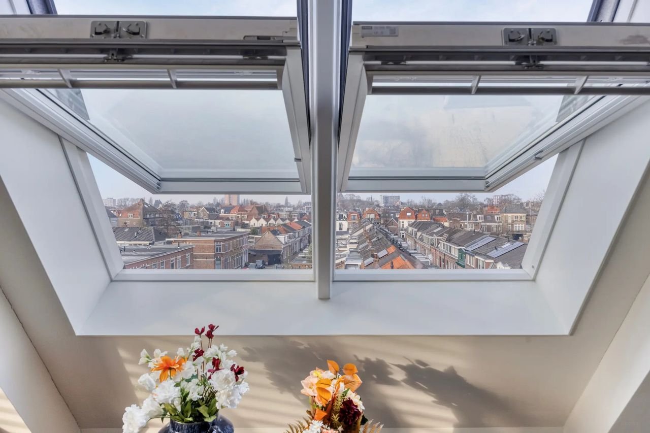 New-build top-floor apartment with sunny terrace - Image 11