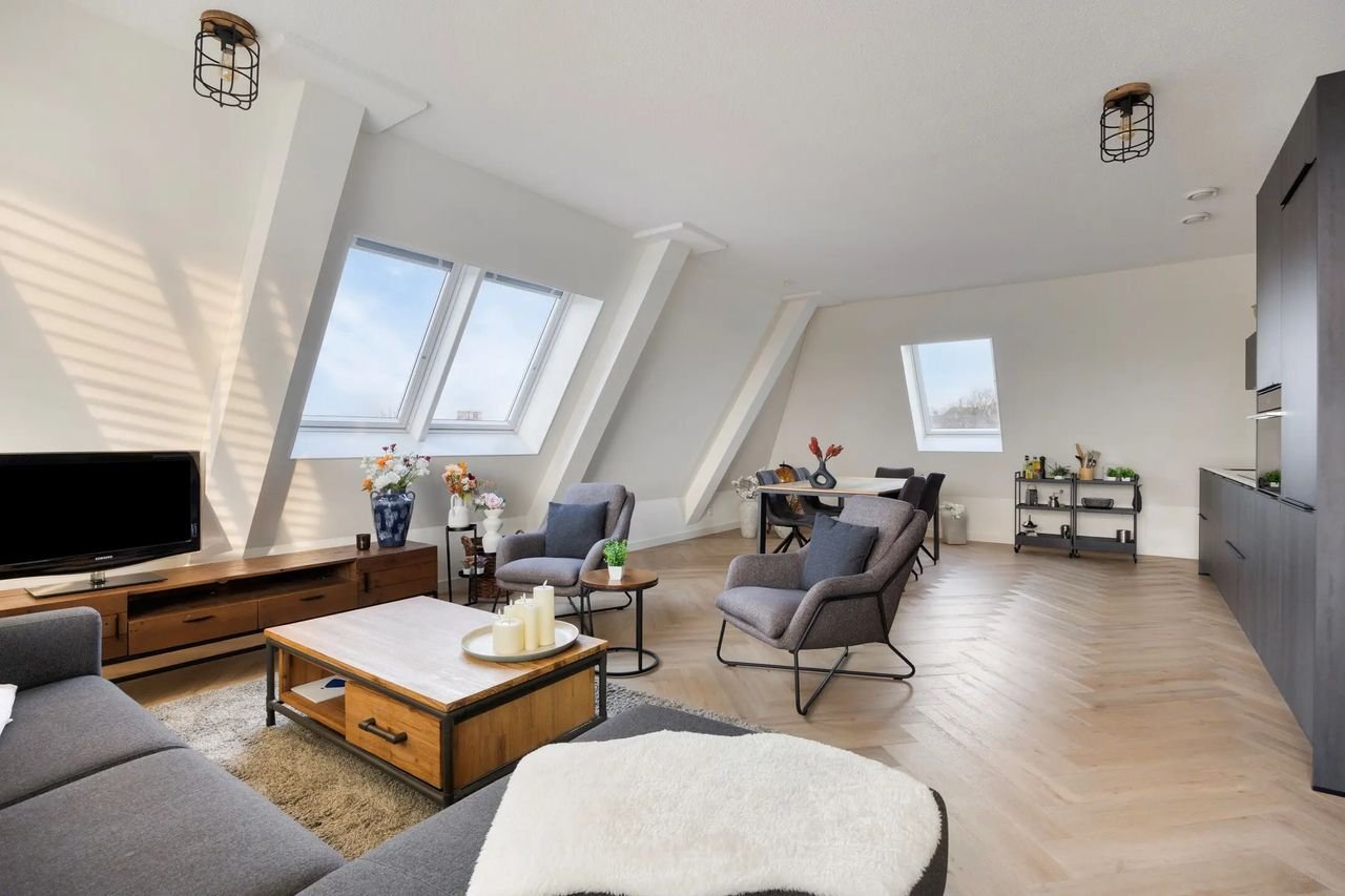 New-build top-floor apartment with sunny terrace - Image 4