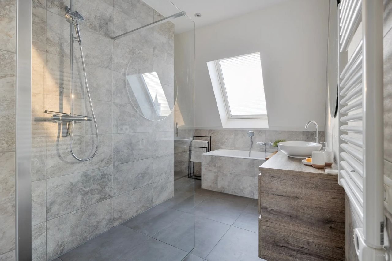 New-build top-floor apartment with sunny terrace - Image 16