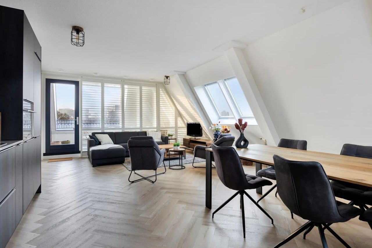 New-build top-floor apartment with sunny terrace - Image 2