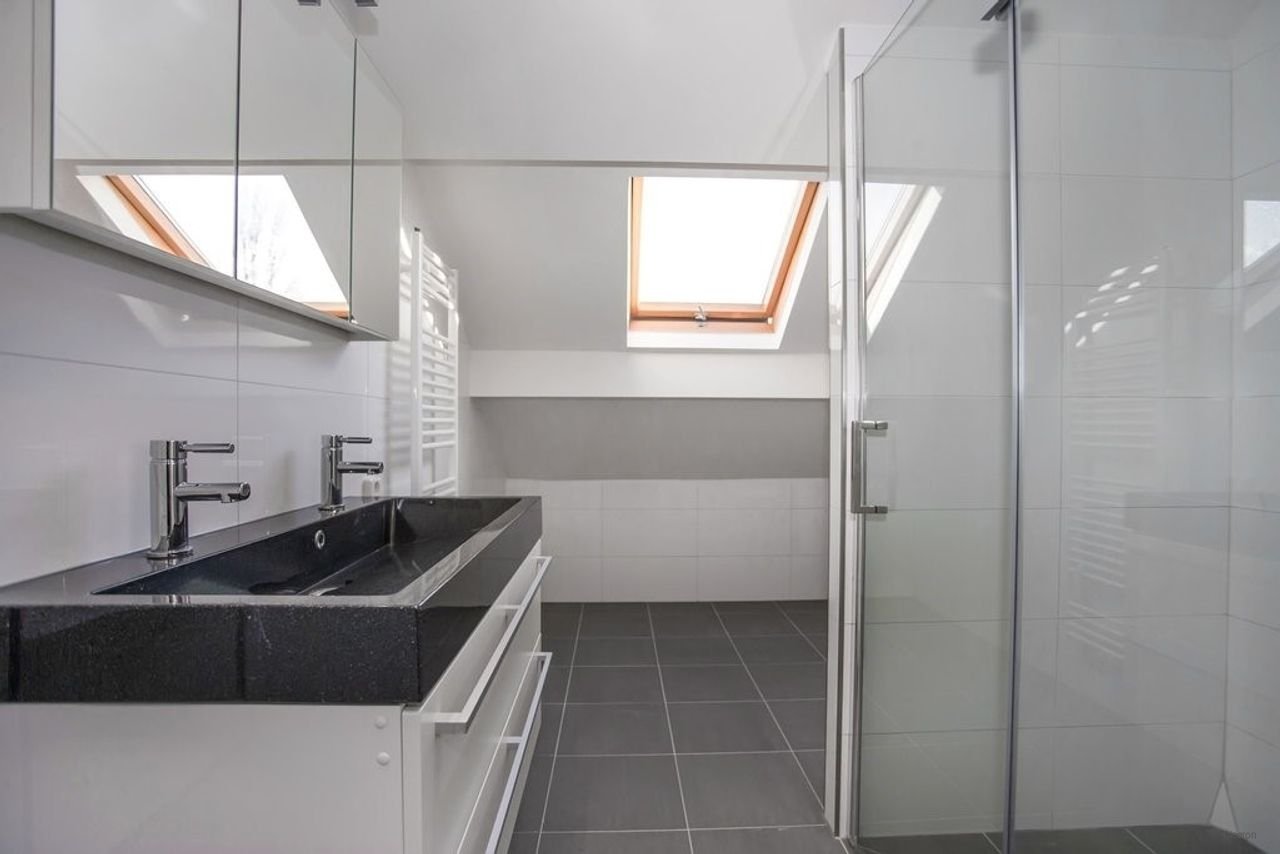 Bright two-story home - Image 11