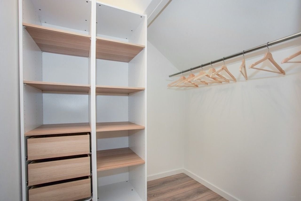 Bright two-story home - Image 15