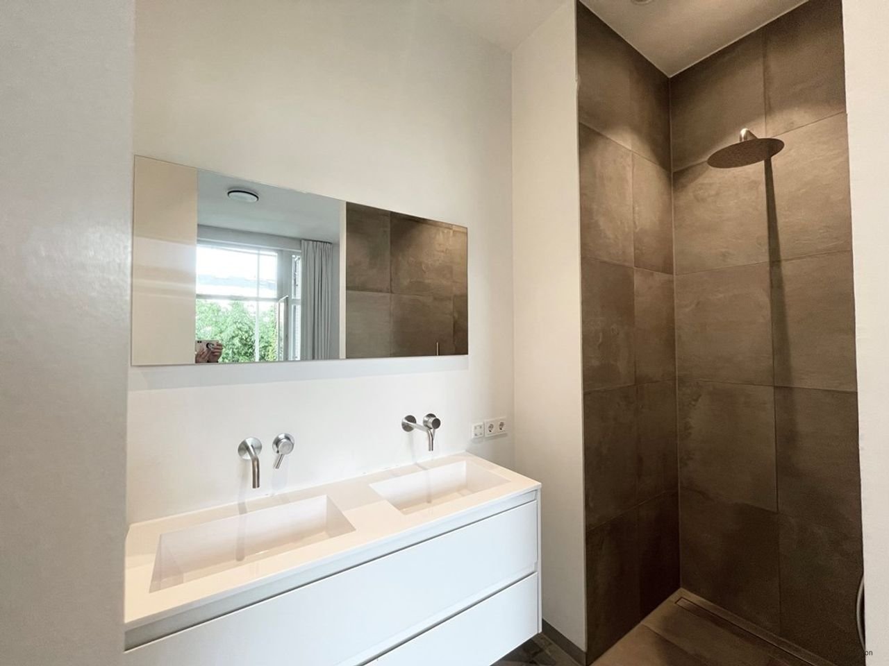 Luxury 2-bedroom apartment on the Overtoom - Image 8