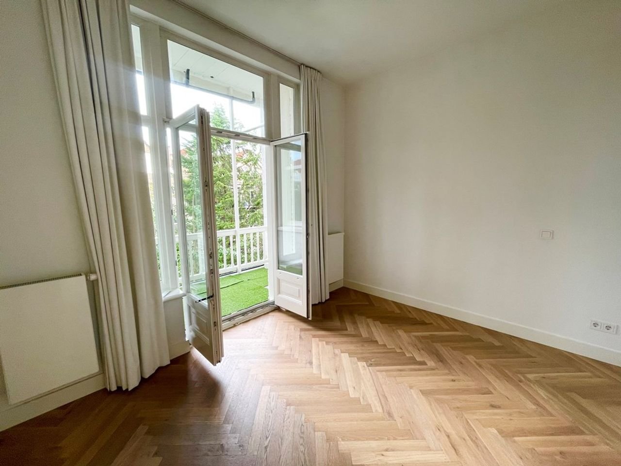 Luxury 2-bedroom apartment on the Overtoom - Image 2