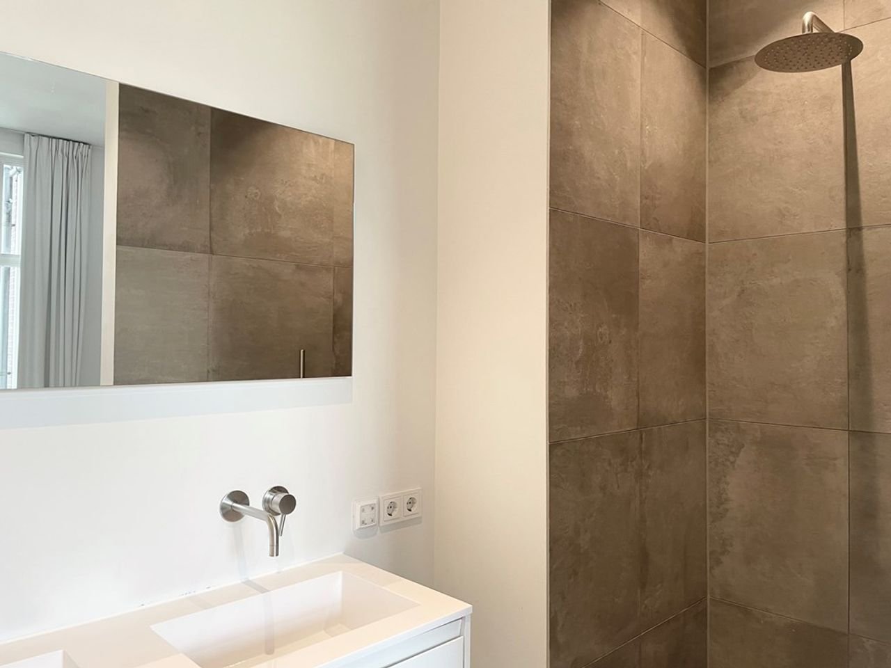 Luxury 2-bedroom apartment on the Overtoom - Image 12