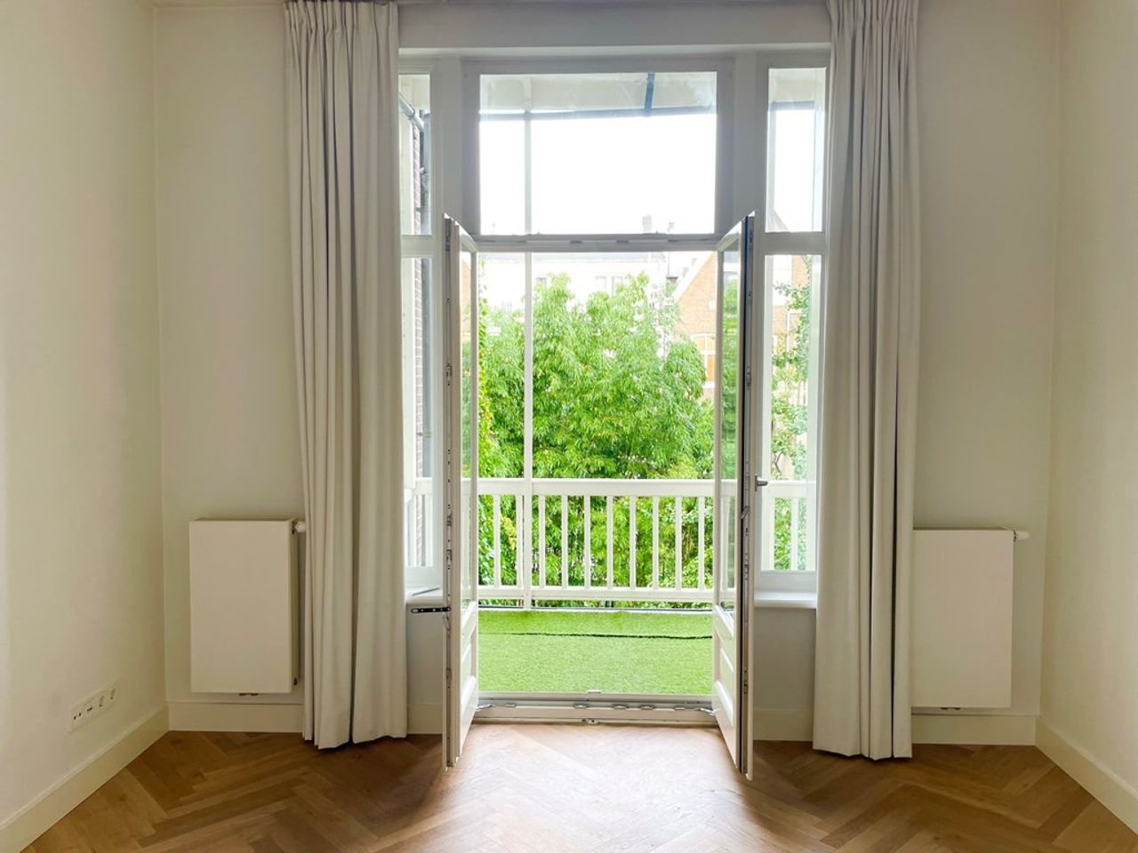 Luxury 2-bedroom apartment on the Overtoom - Image 3