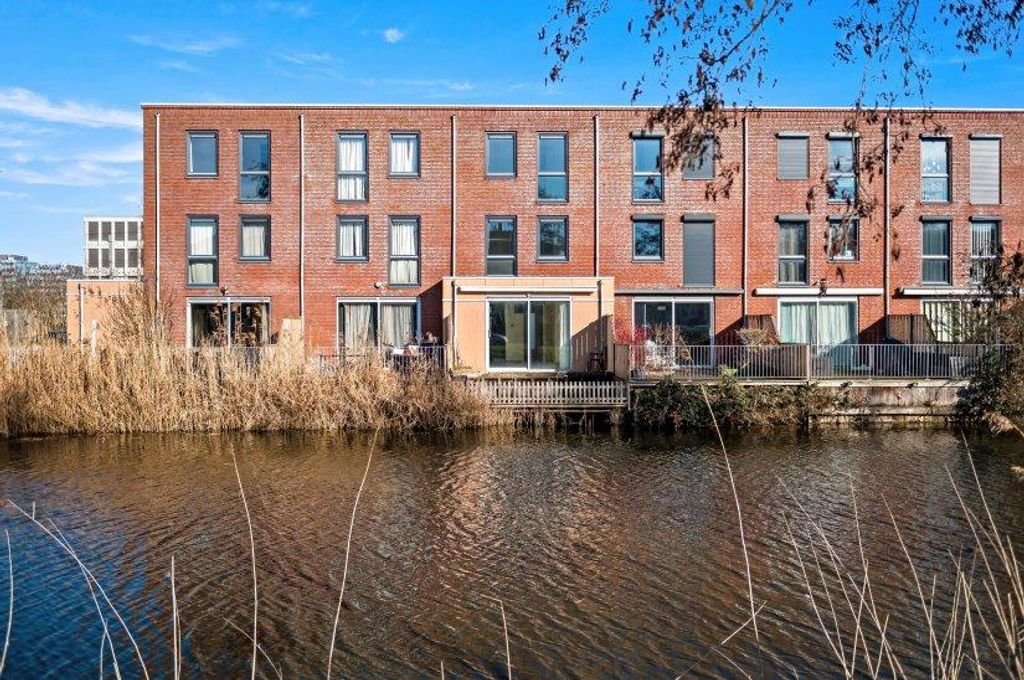 Woning aan water met 4 slaapkamers - Afbeelding 1
