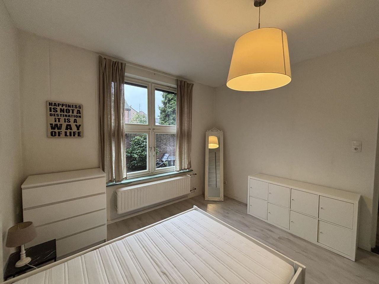 Furnished apartment with city garden - Image 9