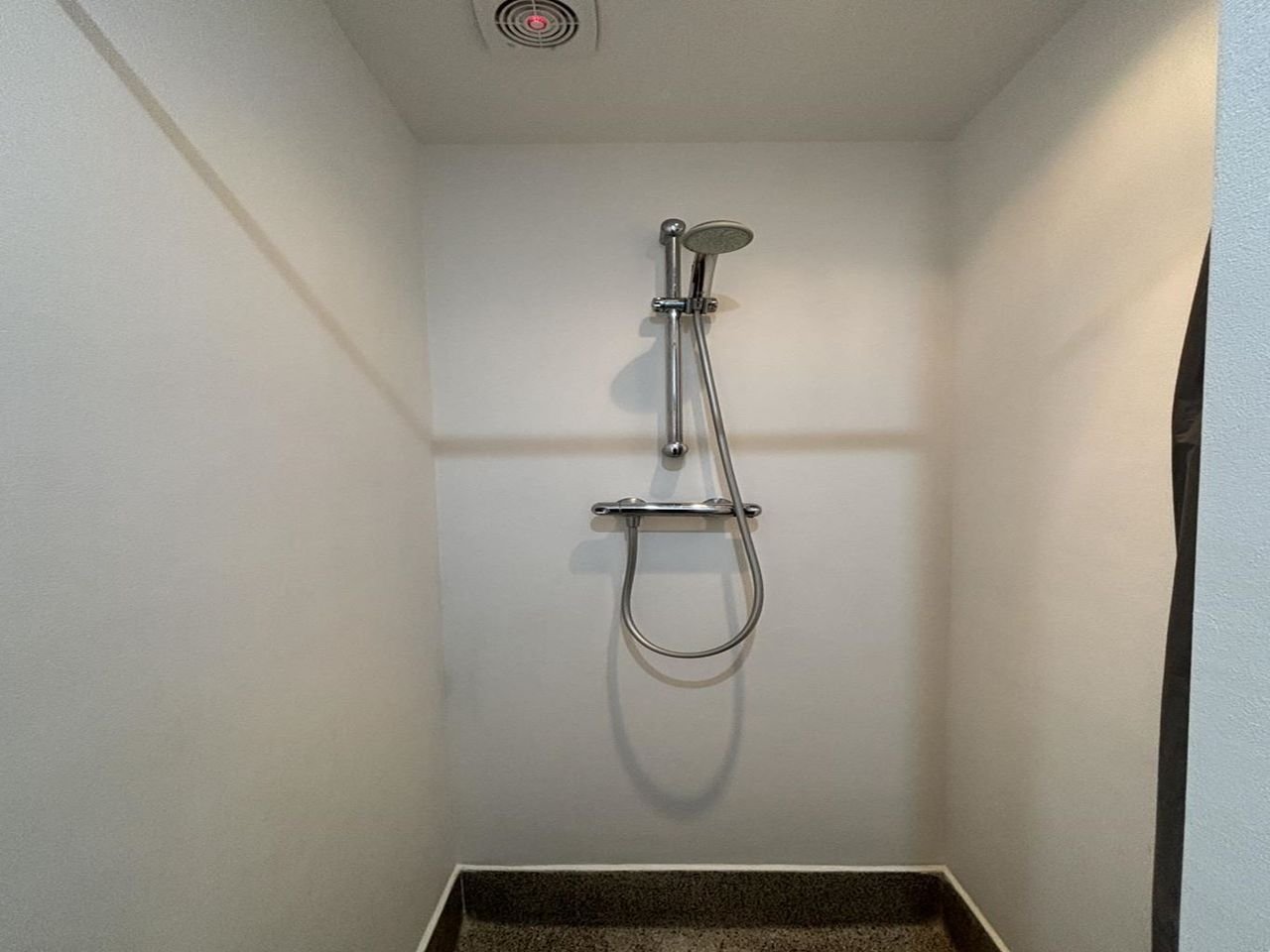 Furnished apartment with city garden - Image 11