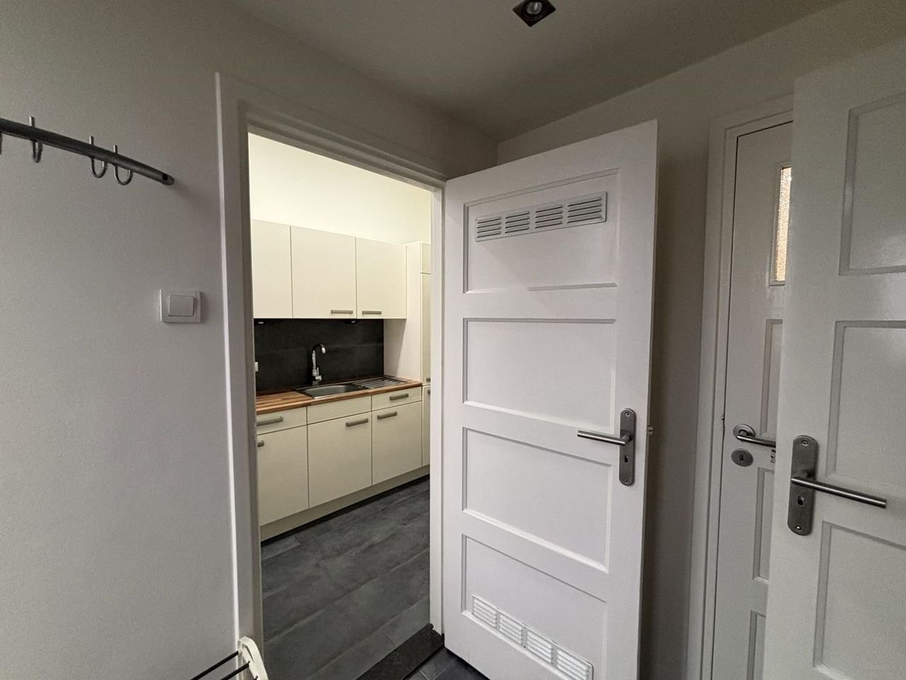 Furnished apartment with city garden - Image 16