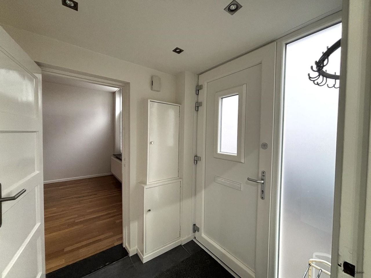 Furnished apartment with city garden - Image 17