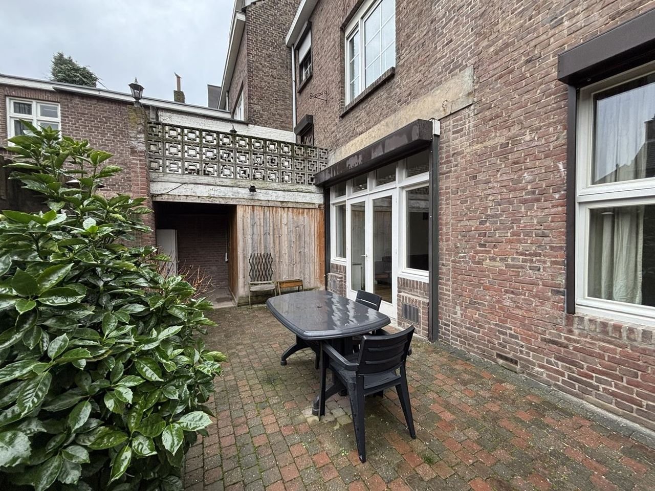 Furnished apartment with city garden - Image 12