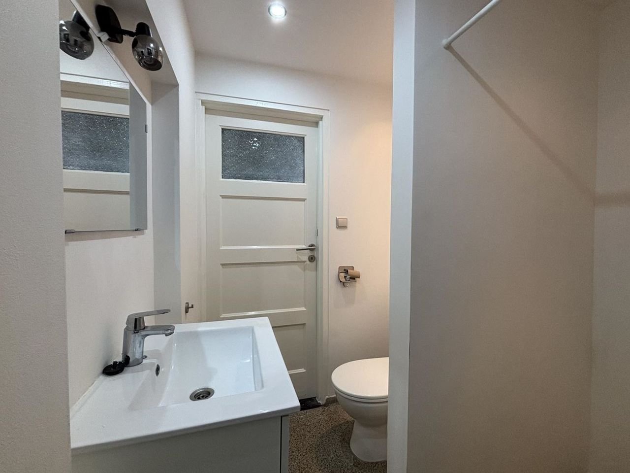 Furnished apartment with city garden - Image 10