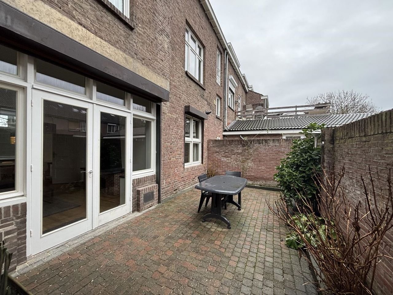 Furnished apartment with city garden - Image 13