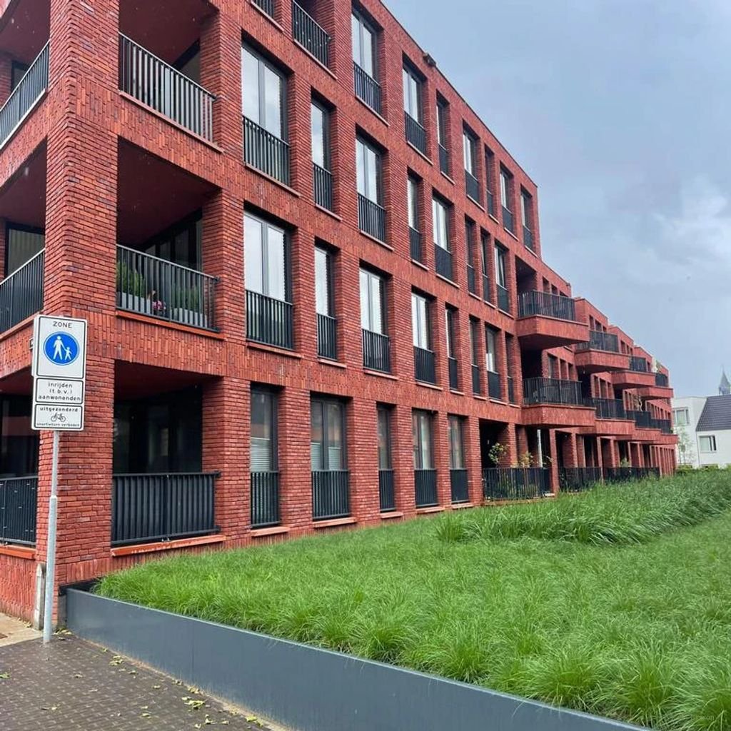 Modern living in Polverpark with parking - Image 2