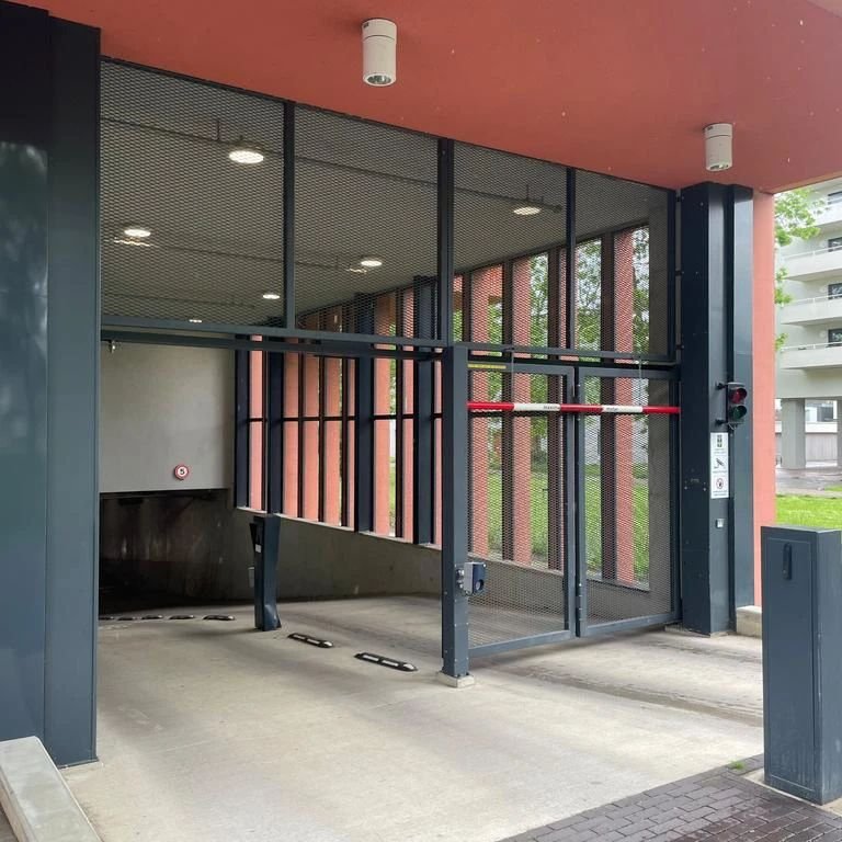 Modern living in Polverpark with parking - Image 15