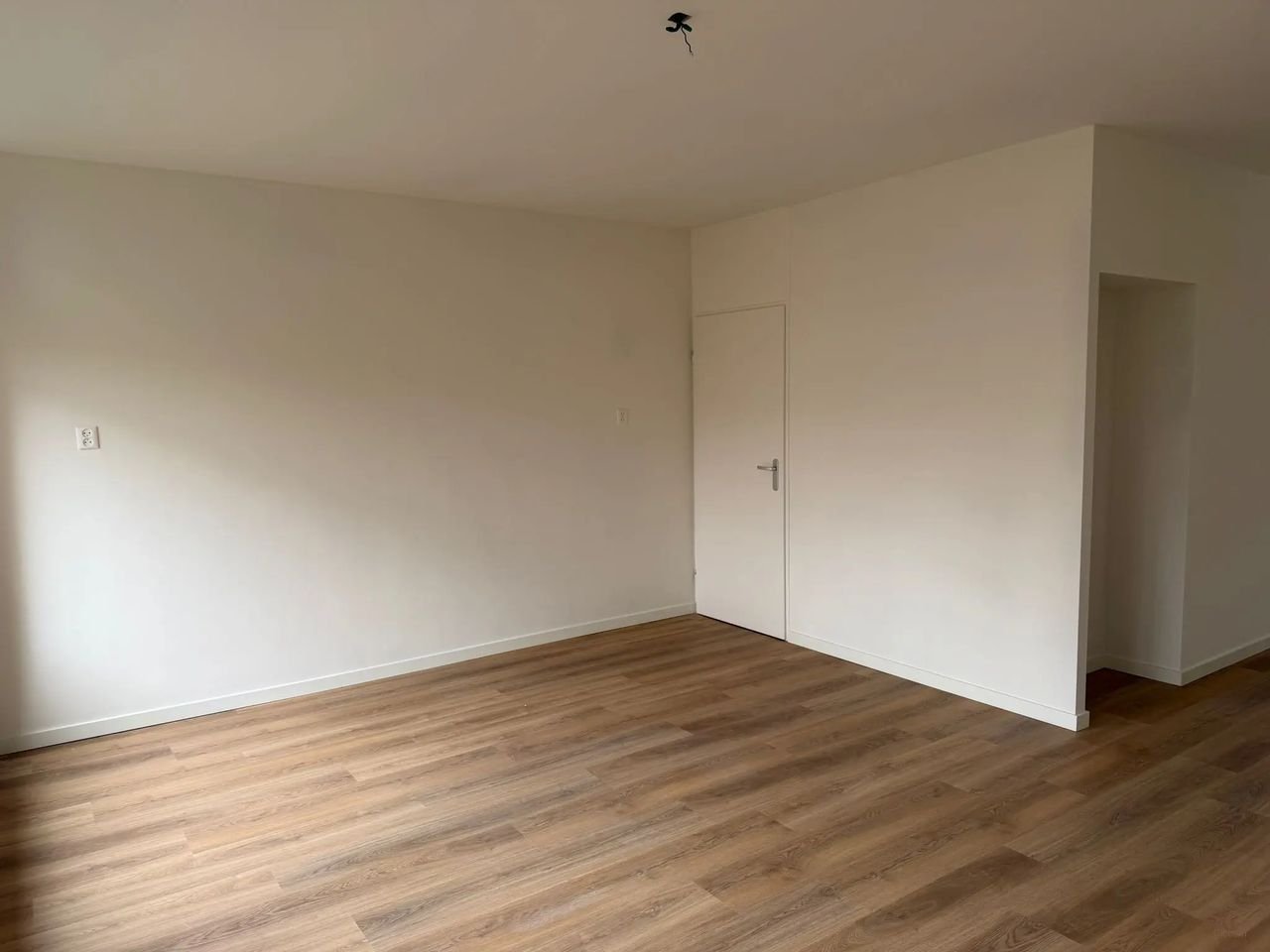 Gerenoveerd huis met eigen parkeerplek - Afbeelding 9