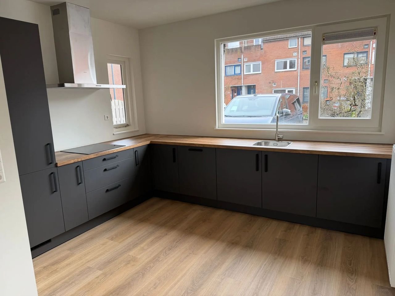 Gerenoveerd huis met eigen parkeerplek - Afbeelding 3