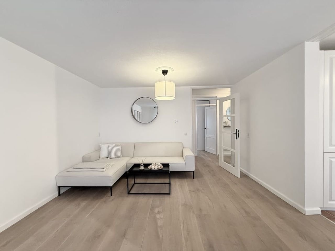 Modern appartement met balkon in Oud-West - Afbeelding 1