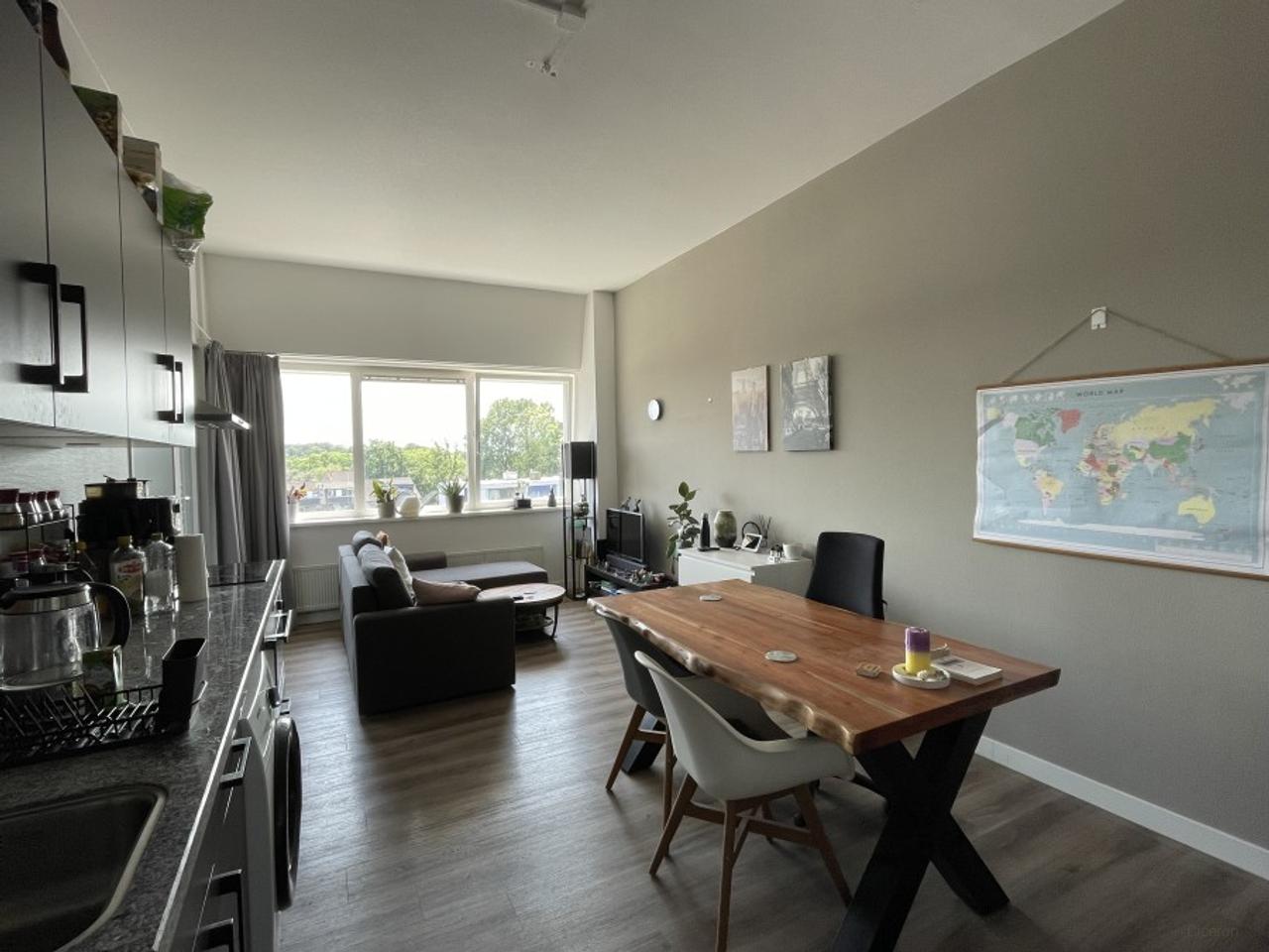 Bright 1-bedroom apartment with gym and elevator - Image 2