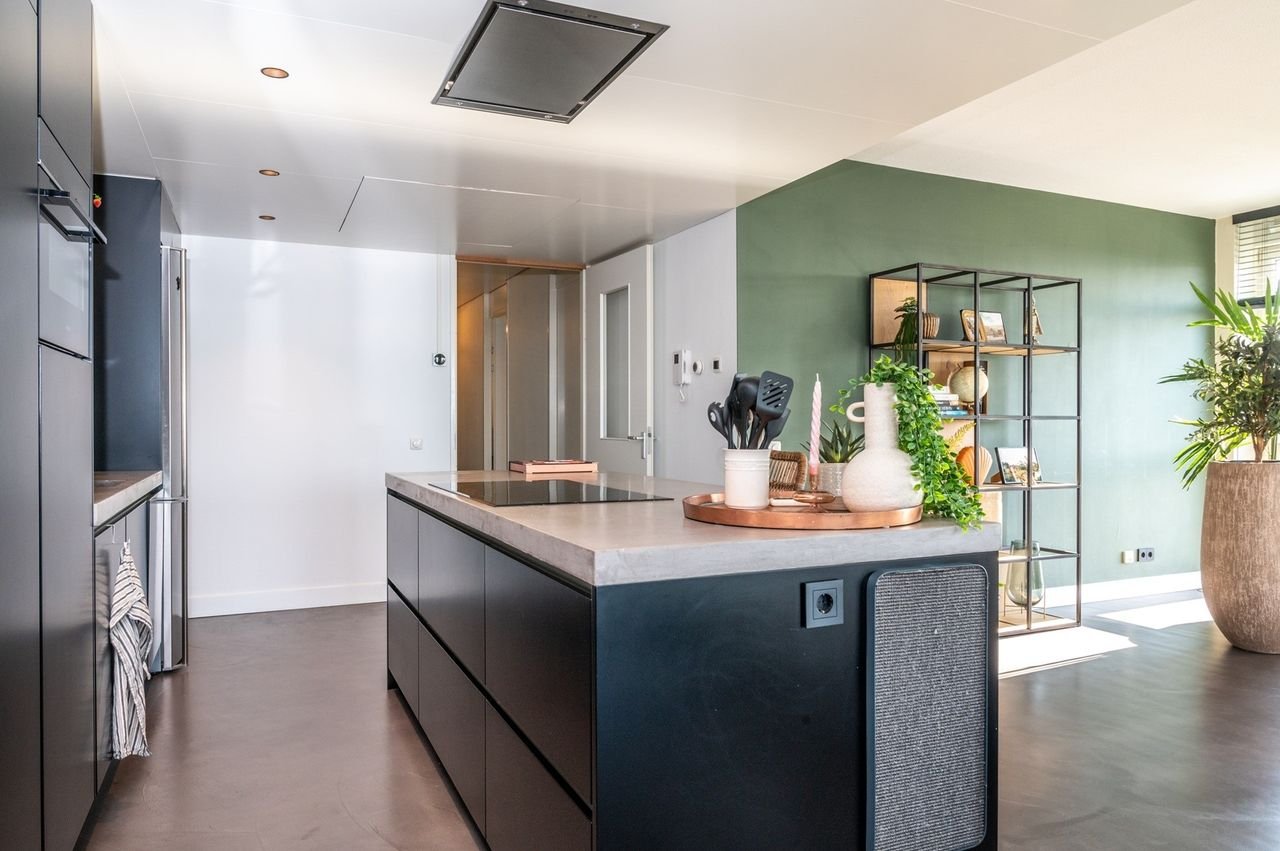 Spacious apartment with Waal river views on the 8th floor - Image 25