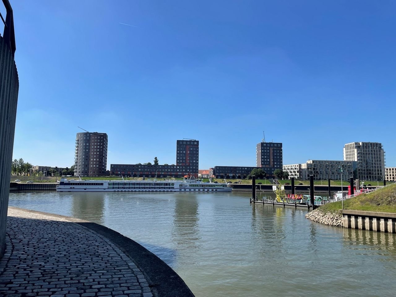 Spacious apartment with Waal river views on the 8th floor - Image 50