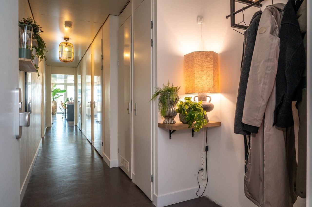 Spacious apartment with Waal river views on the 8th floor - Image 10