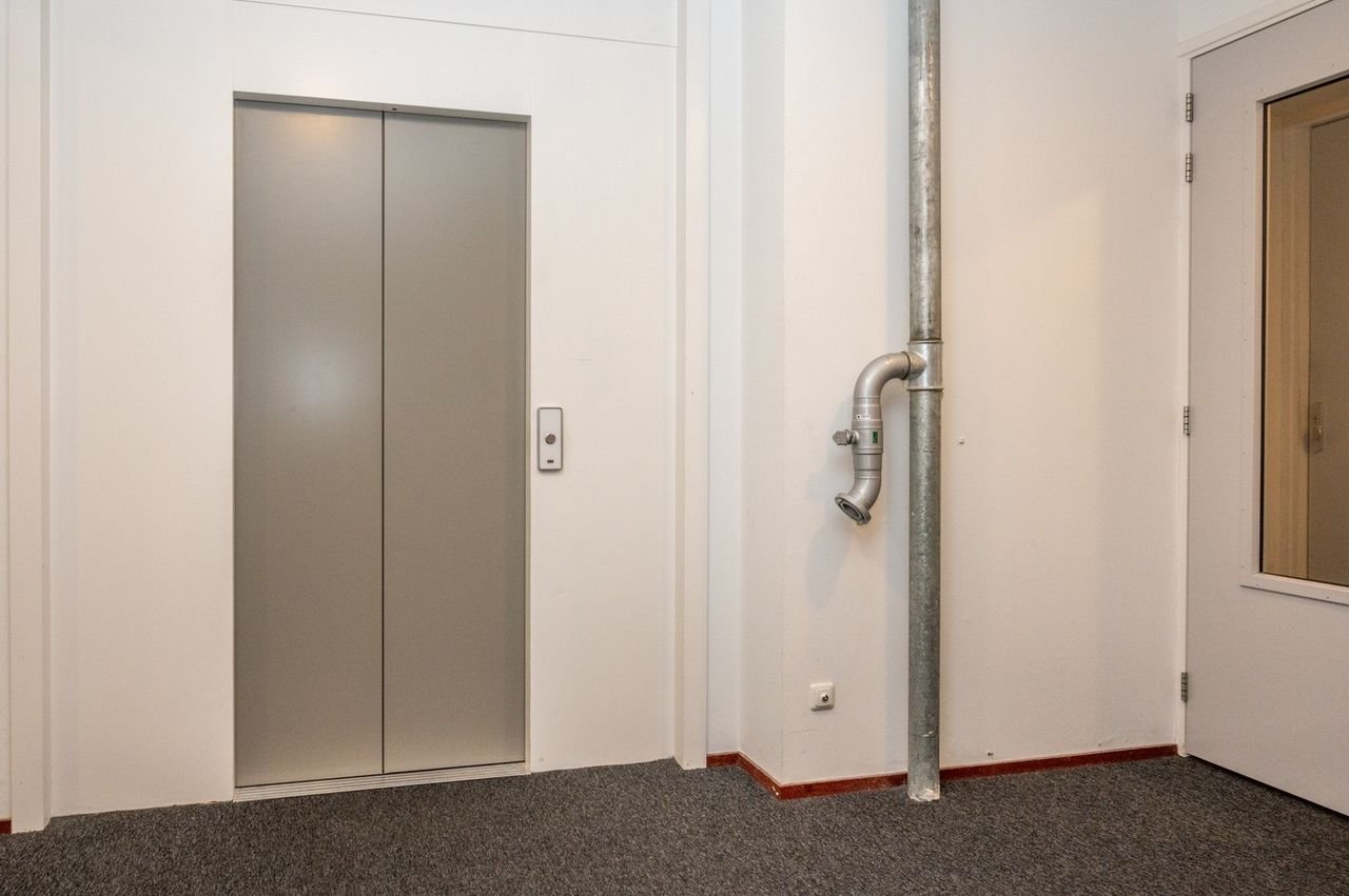 Spacious apartment with Waal river views on the 8th floor - Image 7