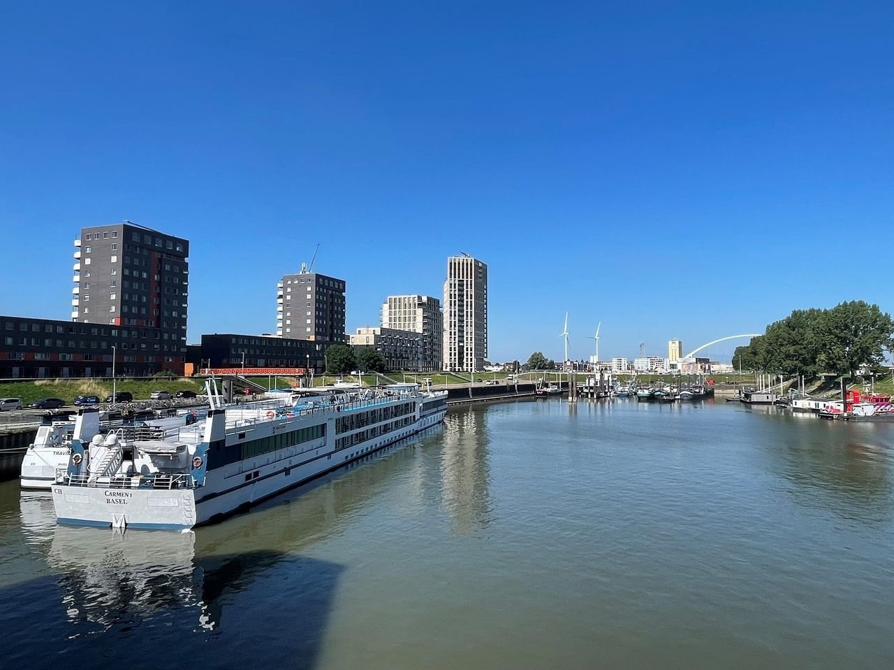 Spacious apartment with Waal river views on the 8th floor - Image 49