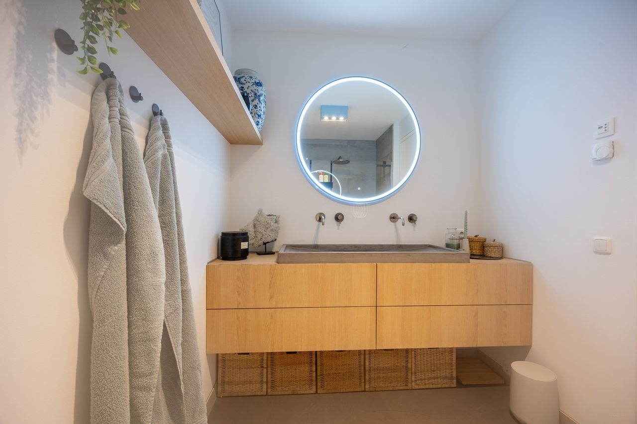 Spacious apartment with Waal river views on the 8th floor - Image 13