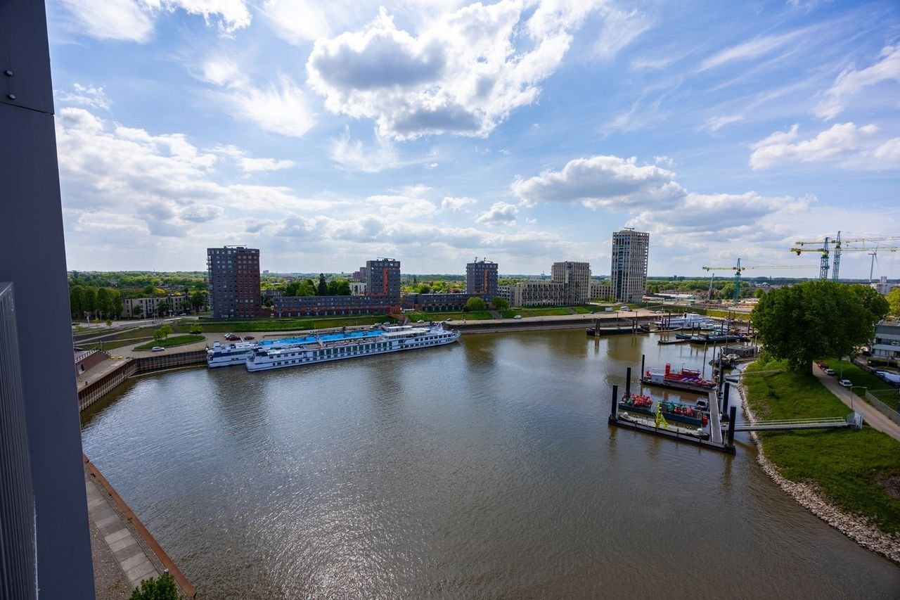 Spacious apartment with Waal river views on the 8th floor - Image 3