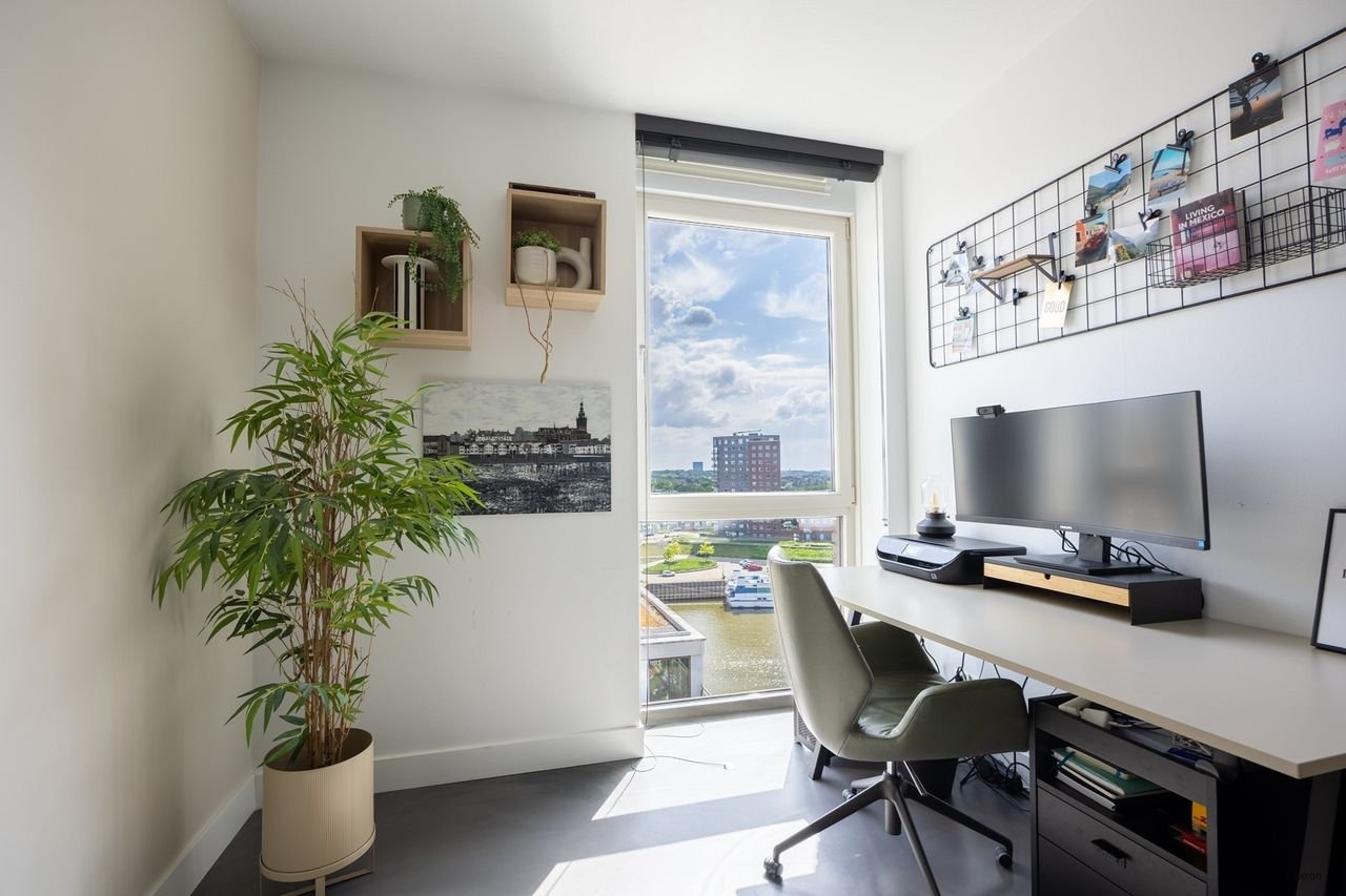 Spacious apartment with Waal river views on the 8th floor - Image 18