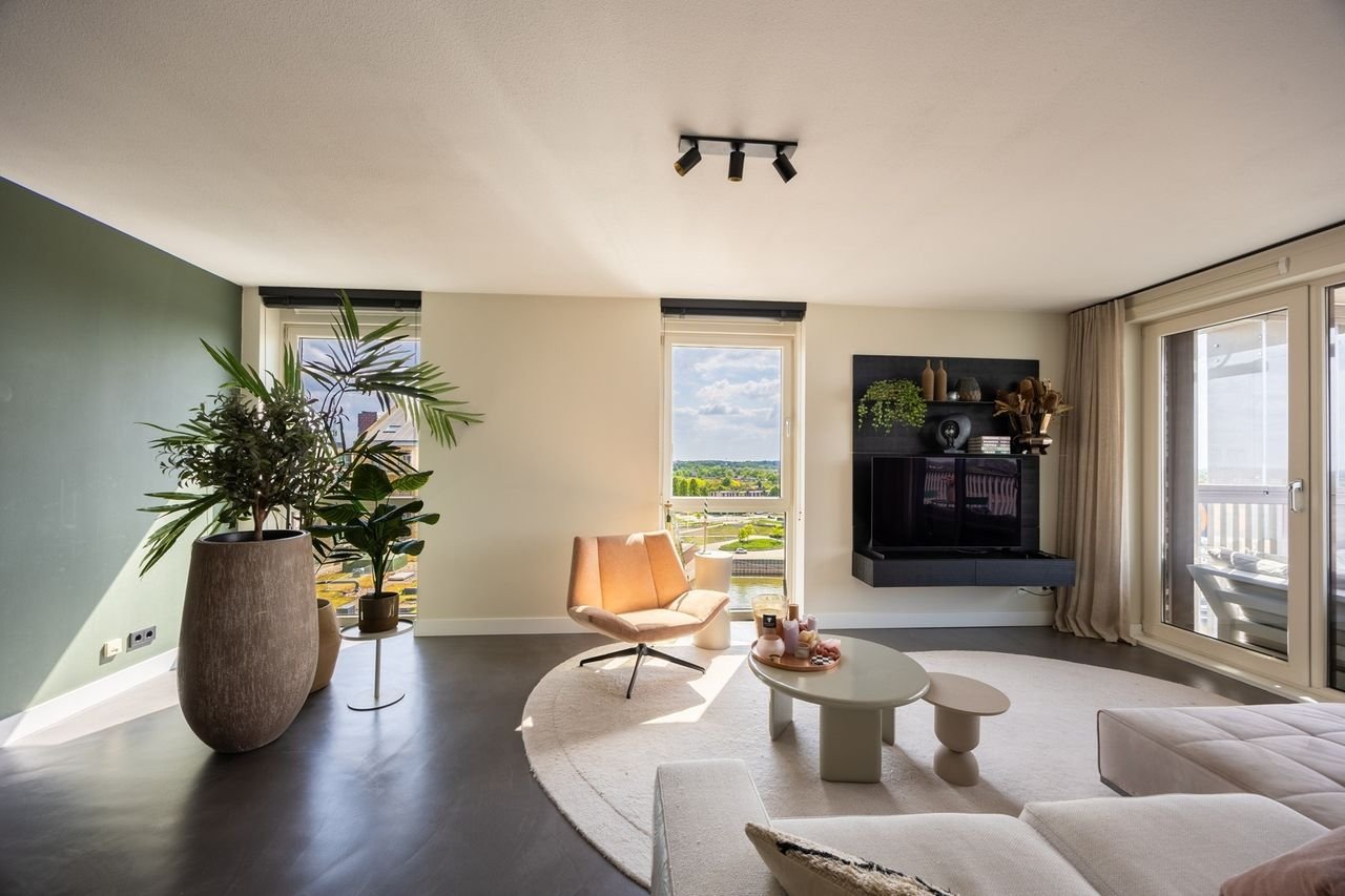 Spacious apartment with Waal river views on the 8th floor - Image 34