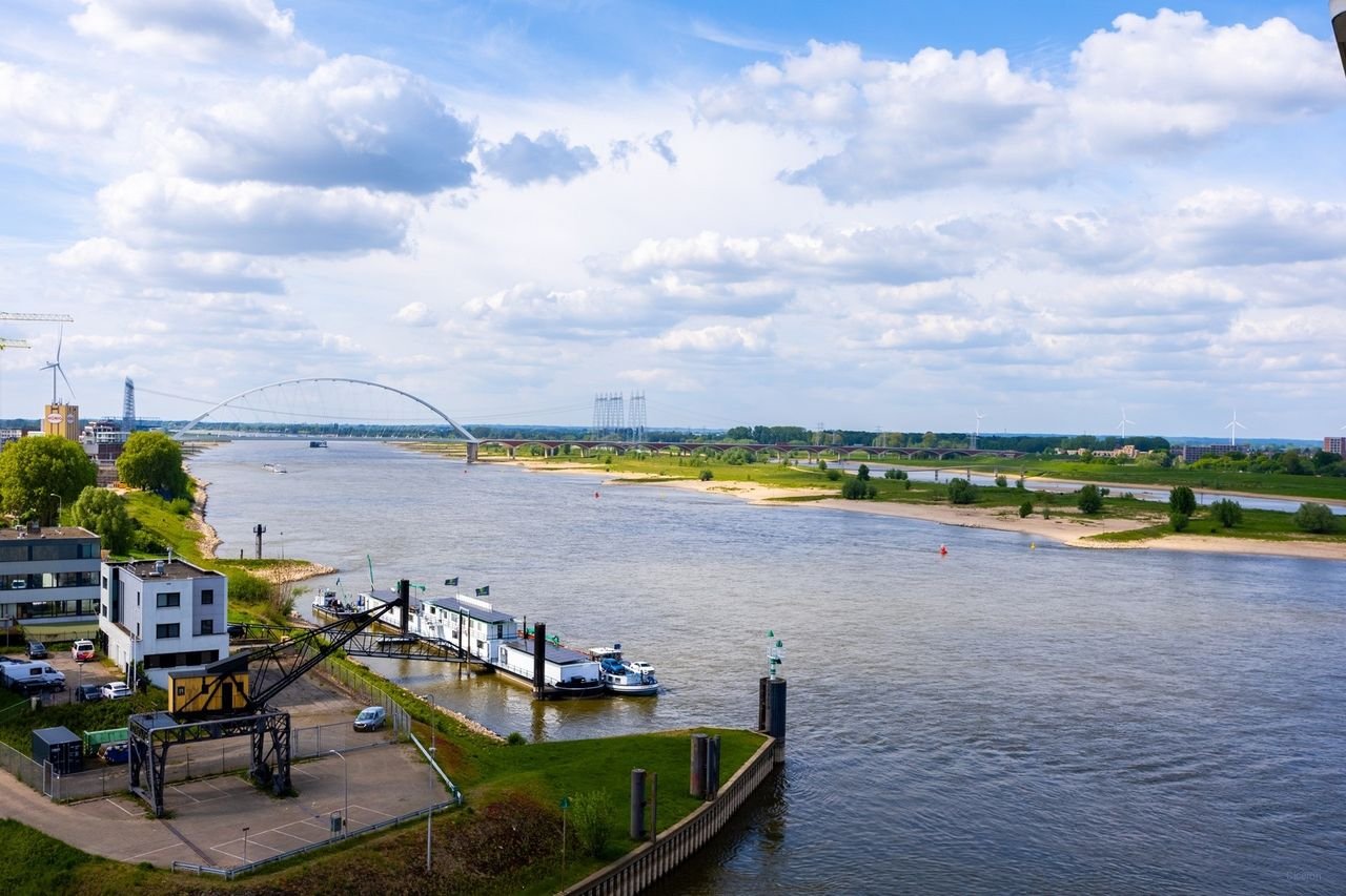 Spacious apartment with Waal river views on the 8th floor - Image 2