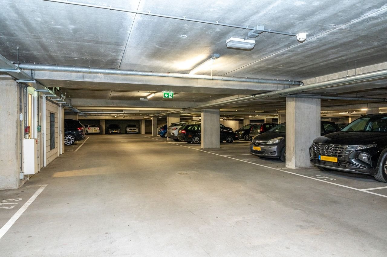 Spacious apartment with Waal river views on the 8th floor - Image 44