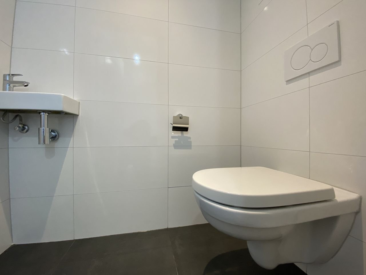 Bright top-floor apartment with a full-length balcony - Image 9